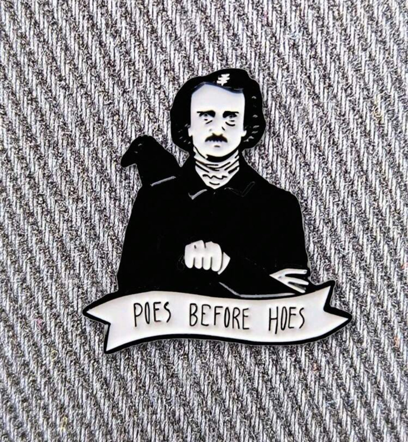 Edgar Allen Poe: Poes Before Hoes Pin Badge
